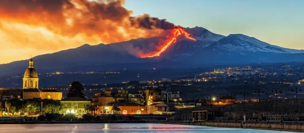 eruzione giornaliera del vulcano Etna